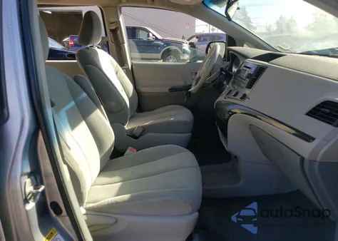 2011 Toyota Sienna z USA, uszkodzony, nr VIN 5TDZK3DC2BS008933